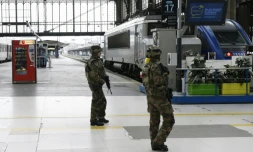 Des militaires patrouillent gare d'Austerlitz à Paris le 14 novembre 2015