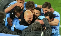 L'entraĂźneur de Manchester City Pep Guardiola et ses joueurs fĂȘtent le but de Phil Foden inscrit Ă Dortmund, le 14 avril 2021
