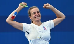 L'archère française Lisa Barbelin exulte après avoir remporté le bronze aux JO de Paris, le 3 août 2024 aux Invalides