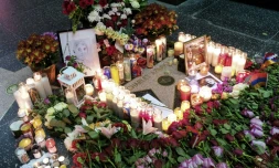 Des fleurs et des bougies déposées sur l'étoile de Charles Aznavour à Hollywood le 1er octobre à Los Angeles
