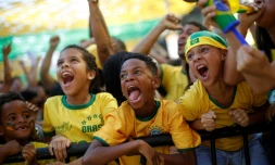 Les supporters du Brésil fous de joie à Rio après la qualification en quarts de finale du Mondial le 2 juillet 2018