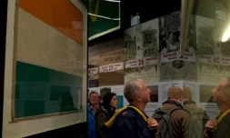 Des visiteurs lors d'une exposition au Musée national d'Irlande à Dublin, le 23 mars 2016