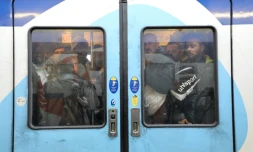 Des voyageurs dans un train bondé, gare de Lyon à Paris le 3 avril 2018
