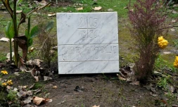 La tombe d'un des moines français assassinés durant la guerre civile en Algérie dans les années 1990, le 28 novembre 2018 au monastère de Tibéhirine, à environ 80 kilomètres d'Alger.