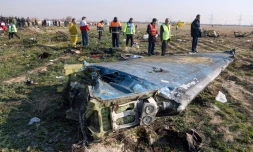 Les équipes de secours le 8 Janvier 2020 sur le site du crash d'un avion de ligne ukrainien à Téhéran après son décollage