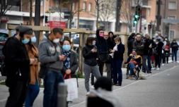 File d'attente devant l'IHU Méditerranée Infection, pôle d'expertise marseillais sur les maladies infectieuses, pour se faire tester par les équipes du professeur Raoult, à Marseille le 23 mars 2020