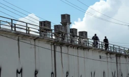Deux policiers dans l'enceinte de la prison Desembargador Raimundo Vidal Pessoa à Manaus (nord du Brésil), le 8 janvier 2017 
