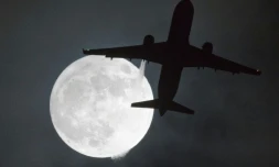 Un avion passe devant une "super lune", le 1er janvier 2018 à Londres