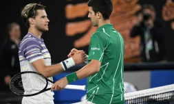 Le Serbe Novak Djokovic (d) serre la main de l'Autrichien Dominic Thiem après l'avoir battu en finale de l'Open d'Australie, le 2 février 2020 à Melbourne