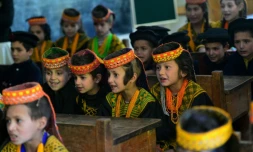 Des écoliers kalash en classe dans le village de Brun, dans la vallée de Bumboret au Pakistan, le 31 octobre 2015