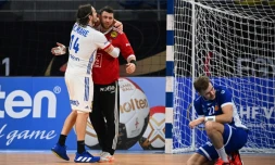 L'arrière centre Kentin Mahé félicite son gardien Yann Genty, après la victoire de la France face à l'Islande (28-26), lors du Mondial de handball, le 22 janvier 2021 dans la Ville du 6 Octobre, un faubourg proche du Caire