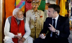 Le Premier ministre indien Narendra Modi (g) et le président français Emmanuel Macron boivent le thé au palais des Vents à Jaipur, en Inde, le 25 janvier 2024