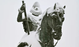 La statue de Philippe III couverte de neige sur la Plaza Mayor à Madrid le 9 janvier 2021