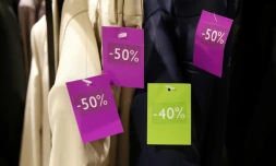 Soldes dans un grand magasin Ă Paris, le 28 juin 2017
