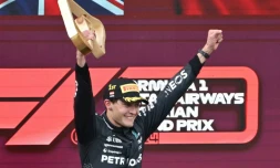 Le Britannique George Russell (Mercedes) lève les bras après sa victoire au Grand Prix d'Autriche de Formule Un, le 30 juin 2024 au Spielberg