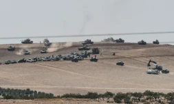 Des tanks turcs et des véhicules de l'opposition syrienne manoeuvrent à la frontière turco-syrienne, le 24 août 2016