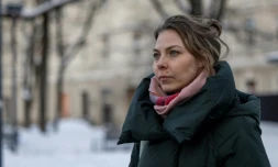 L'opposante russe Khelga Pirogova marche dans une rue du centre-ville de Vilnius le 3 février 2026.