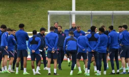 Le sélectionneur Gareth Southgate (c) donne des directives à ses joueurs lors de leur entraînement, à Burton-on-Trent, le 1er juillet 2021