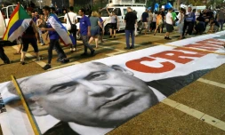 Une banderole avec une photo du Premier ministre Benjamin Netanyahu accompagnée de l'inscription "Crime Minister" est déroulée à Tel-Aviv, où la communauté druze a massivement manifesté le 4 août 2018 pour dénoncer une loi controversée 
