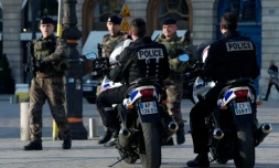 Des soldats français et des policiers patrouillent à Paris dans le cadre du plan Vigipirate