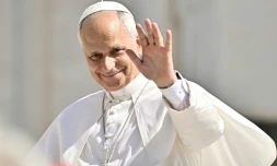 Le pape Léon XIV salue la foule lors de l'audience générale hebdomadaire sur la place Saint-Pierre, au Vatican, le 24 juin 2026
