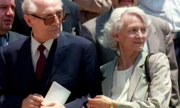Erich Honecker, ancien dirigeant de la République démocratique allemande (g), et sa femme Margot, à Santiago au Chili le 13 janvier 1993