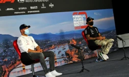 Les pilotes Mercedes Valtteri Bottas et Lewis Hamilton lors d'un point presse au Hungaroring, le 16 juillet 2020, veille des essais du GP de Hongrie