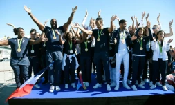 Des médaillés français des Jeux de Rio lancent un "clapping" sur le tarmac de l'aéroport Charles de Gaulle à Roissy le 23 août 2016