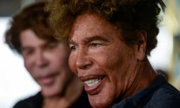 Les ex-stars de télévision Grichka Bogdanoff (d) et son frère Igor à Paris, le 28 septembre 2018