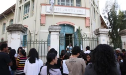 Vendredi 8 juillet 2011
Affichage des résultats du brevet au collège Juliette Dodu
Photo Michel Désiré