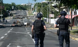 La police patrouille dans le district de Magenta à Nouméa, en Nouvelle-Calédonie, le 18 mai 2024