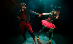 Le créateur Julien Fournié et l'actrice Déborah François, lors du tournage du film de présentation de la collection haute couture du couturier, le 16 juin 2021 à Paris