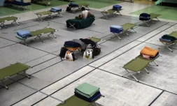Des lits de camp dans un gymnase à Paris où les sans abri peuvent passer la nuit, le 28 décembre 2014