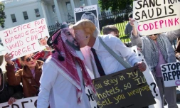 Des manifestants déguisés en Donald Trump et Mohammed ben Salmane, le prince héritier saoudien, font semblant de s'embrasser lors d'une manifestation le 19 octobre 2019 devant la Maison Blanche pour réclamer justice pour le journaliste saoudien Jamal Khashoggi.