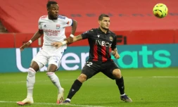 L'attaquant de Lyon Tino Kadewere (g) derriÚre le milieu brésilien de Nice Rony Lopes, le 19 décembre 2020 à Nice