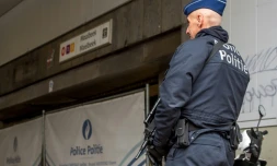 Un policier belge à l'entrée de la station de métro de Maelbeek, le 24 mars 2016 à Bruxelles 