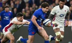 Le demi de mĂȘlĂ©e du XV de France Antoine Dupont file Ă l'essai contre l'Angleterre dans le Tournoi des six nations, le 19 mars 2002 au Stade de France Ă Saint-Denis