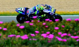 L'Italien Valentino Rossi au guidon de sa Yamaha lors d'essais libres du GP d'Espagne, catégorie MotoGP, sur le circuit de Jerez de la Frontera, le 23 avril 2016