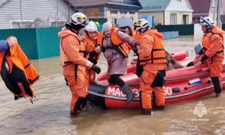 Des sauveteurs évacuent un habitant de la ville d'Orsk le 6 avril 2024