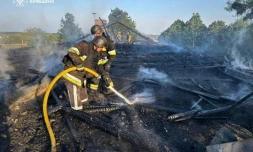 Image fournie par les services d'urgence ukrainiens de pompiers ukrainiens qui éteignent un incendie après une frappe de drone russe à Kiev le 12 mai 2026