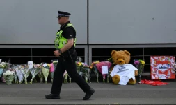 Des fleurs et des messages déposés devant le parking de la gare Victoria, près de la salle Arena à Manchester, en hommage aux victimes de l'attentat de Manchester le 25 mai 2017