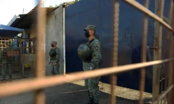 Des soldats montent la garde devant l'entrée d'une prison à Guayaquil, le 29 septembre 2021 en Equateur