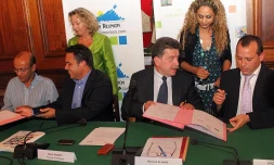 Lundi 11 Juillet 2011 Signature de convention cadre pour le Trans Eco Express
Photo Mamousse Mathieu