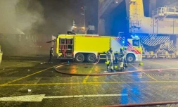 Photo diffusée le 8 juillet 2021 par le bureau des médias de Dubaï montrant des pompiers sur le site d'une explosion dans le port de Dubaï