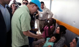 Le secrétaire général de l'ONU Ban Ki-moon visite un camp de réfugiés à Mytilene le 18 juin 2016