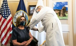 La cheffe des démocrates au Congrès, Nancy Pelosi, se fait vacciner à Washington, le 18 décembre 2020