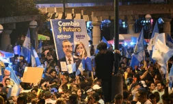 Des partisans du candidat Bernardo Arevalo du parti Semilla fĂȘtent sa victoire Ă la prĂ©sidentielle, le 20 aoĂ»t 2023 Ă Guatemala