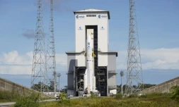 Le lanceur lourd européen Ariane 6 sur son pas de tir du centre spatial de Kourou en Guyane française, le 4 novembre 2025, peu avant son décollage