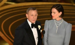Daniel Craig, l'acteur britannique qui incarne James Bond, et Charlize Theron, lors de la cérémonie des Oscars le 24 février 2019 à Hollywood