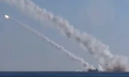 Image tirée d'une vidéo disponible sur la page Facebook du ministère de la Défense russe montrant des tirs de missiles depuis un sous-marin en Metirrannée, le 8 décembre 2015 